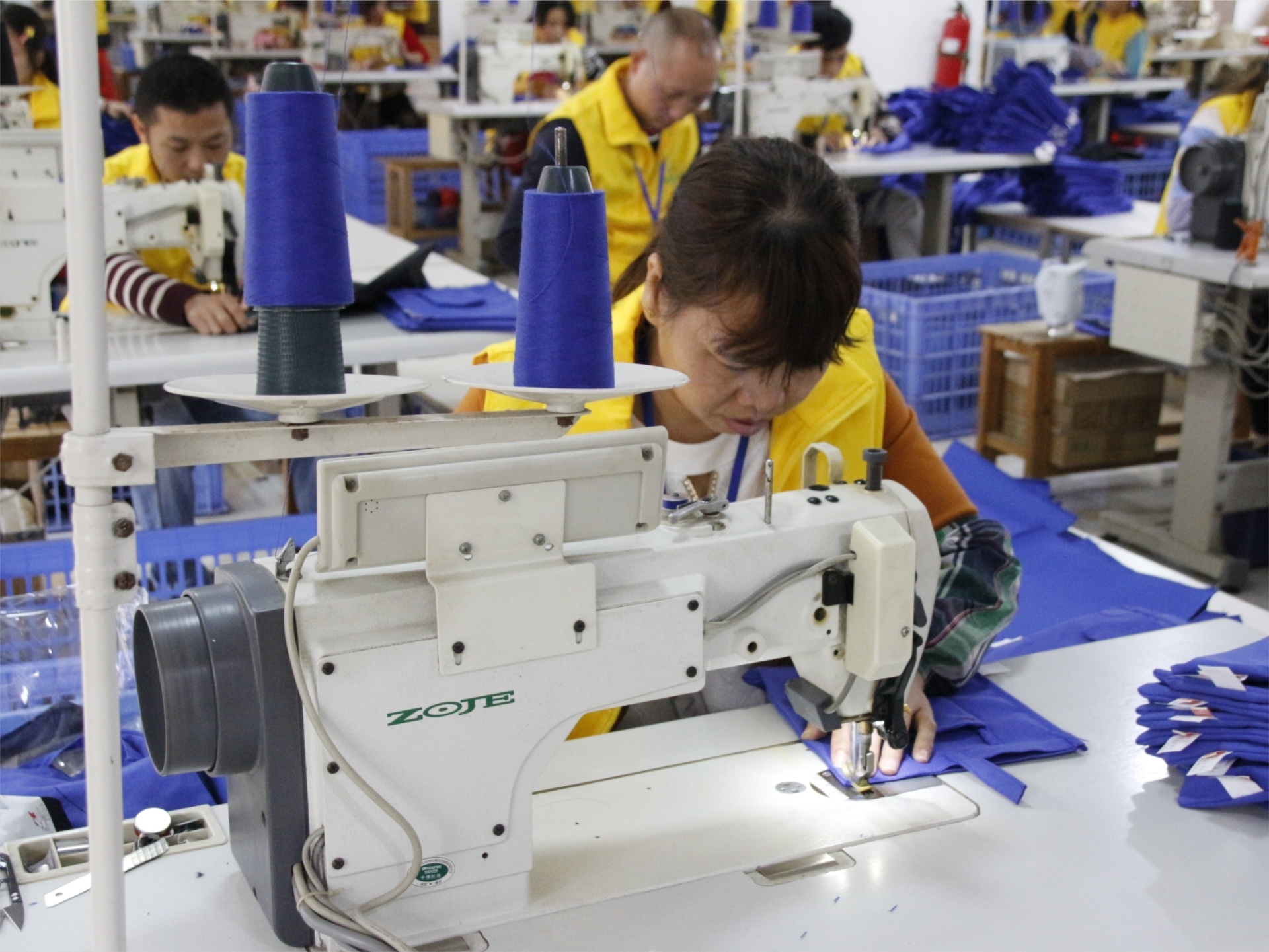 认真做袋的兴瑞人